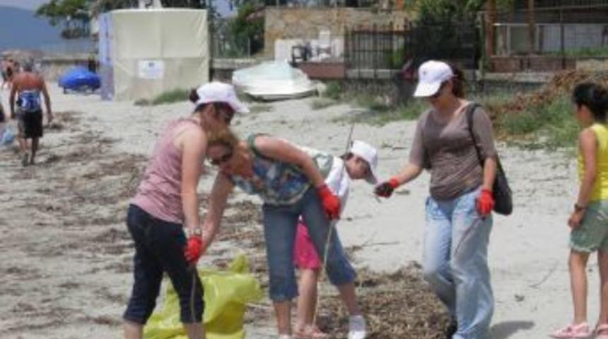 K&uuml;&ccedil;&uuml;k &Ccedil;evreciler Sahili Temizledi