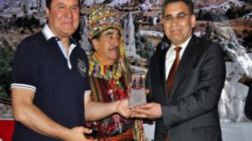 Y&uuml;cel Menekşe&rsquo;ye Yılın Basın Onur &Ouml;d&uuml;l&uuml;