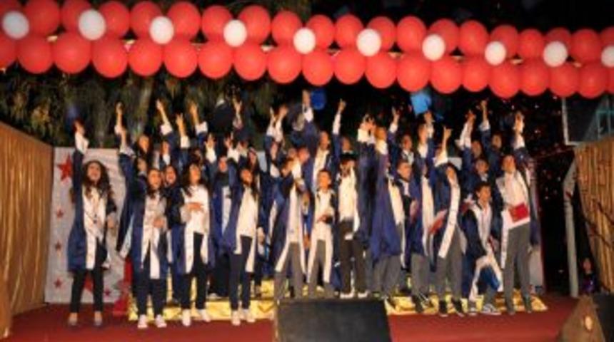 Manavgat Koleji'nde Ilk&ouml;ğretim &Ouml;ğrencileri Mezuniyet Sevinci Yaşadı