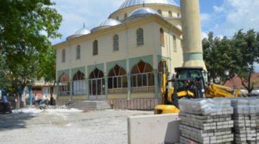 Nil&uuml;fer K&ouml;y&uuml; Meydana Kavuşuyor