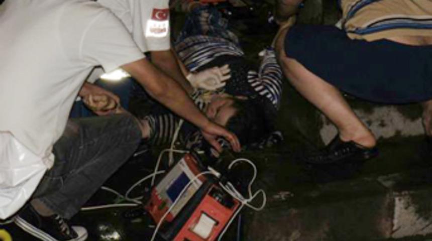 Halk otob&uuml;s&uuml; anne ve kızı b&ouml;yle bi&ccedil;ti!