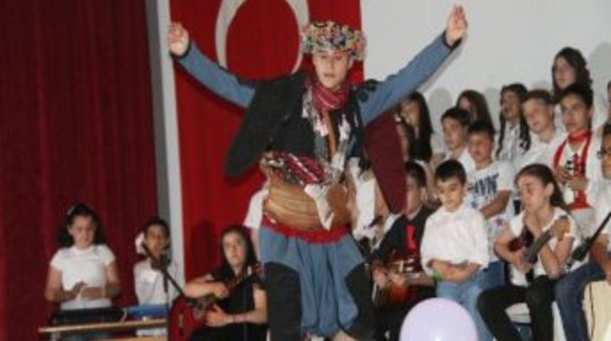 Akhisar'da Öğrencilerin İngilizce Konseri Büyük İlgi Gördü