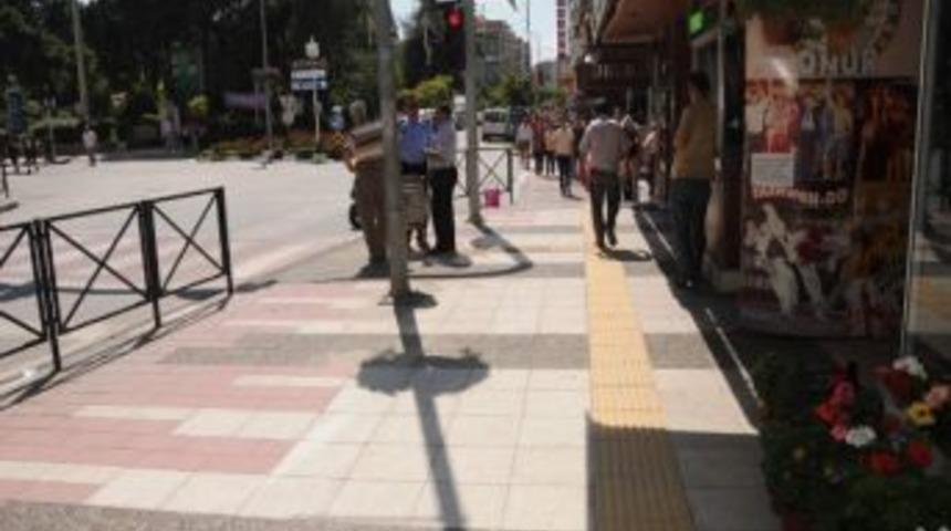 Manisa'da G&ouml;rme Engelliler Yardımsız Y&uuml;r&uuml;yebilecek