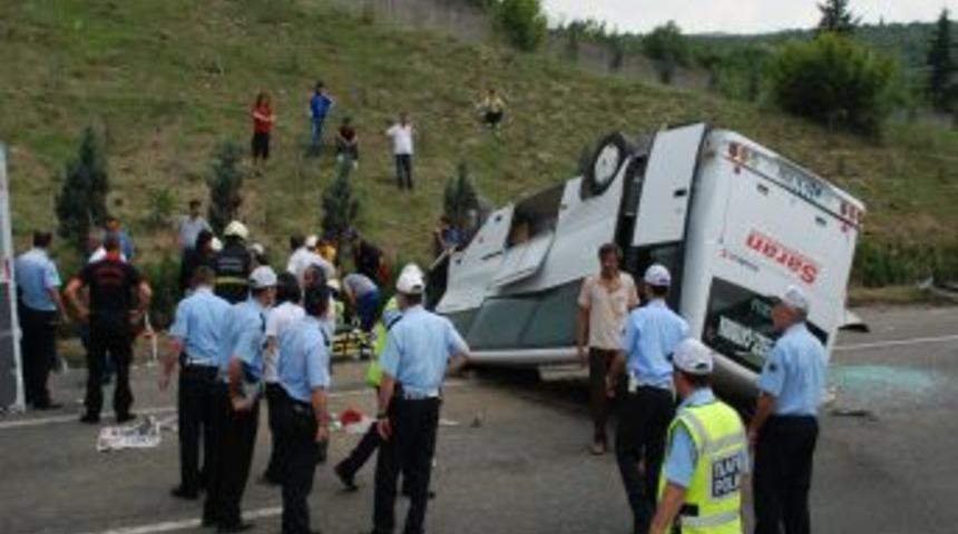 Lastiği Patlayan Otob&uuml;s Kaza Yaptı: 15 Yaralı