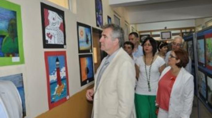 Başkan Kara resim sergisini gezdi
