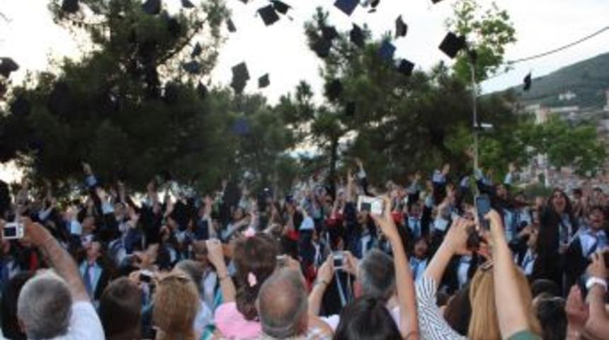 Lisenin Mezuniyet T&ouml;renine Eski Kaymakam Da Katıldı