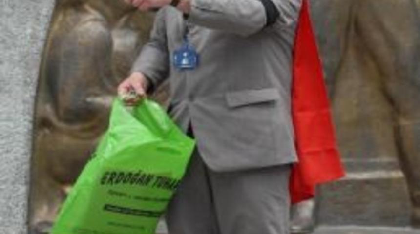 Atat&uuml;rk Anıtı &Ouml;n&uuml;nde Eyleme G&ouml;zaltı