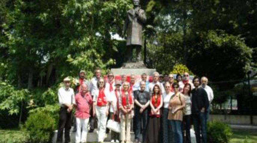 Aktivistler: Nazım Hikmet'i Moskova'da Andık, İzmir'de Anamadık