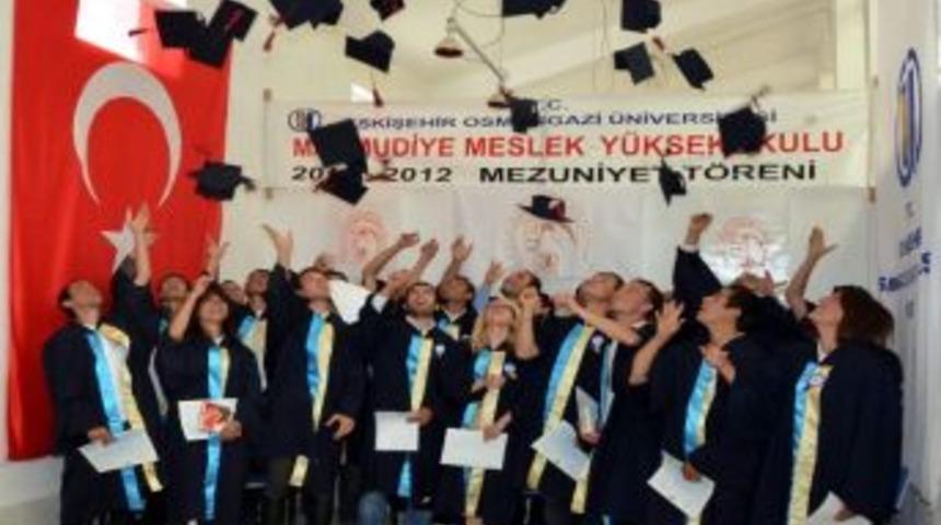Esog&uuml; Mahmudiye Meslek Y&uuml;ksekokulu 2012 Mezunları Diplomalarını Aldı