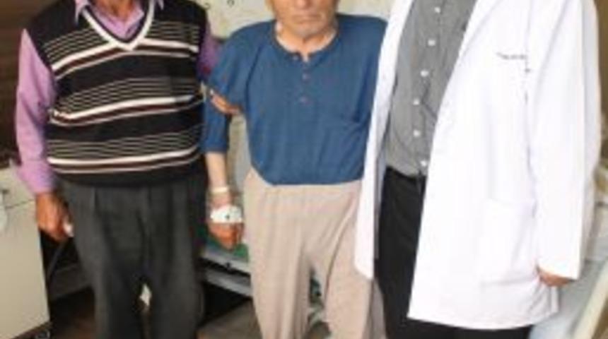 80 Yaşındaki Hasta Omurilik Ameliyatı Sonrası Yeniden Y&uuml;r&uuml;d&uuml;