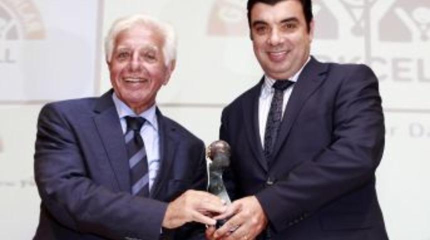 TMOK, Sporda Sosyal Sorumluluk &Ouml;d&uuml;l&uuml;'n&uuml; Turkcell'e Verdi