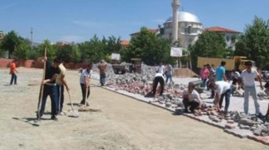 &Ouml;ğretmen Ve &Ouml;ğrenciler El Ele Okulun Bah&ccedil;esine Taş D&ouml;şediler