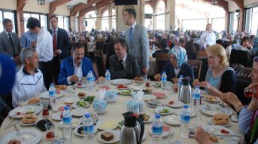 Başkan &Ouml;zhaseki, Parklarda Spor Yapan Kadınlarla Buluştu