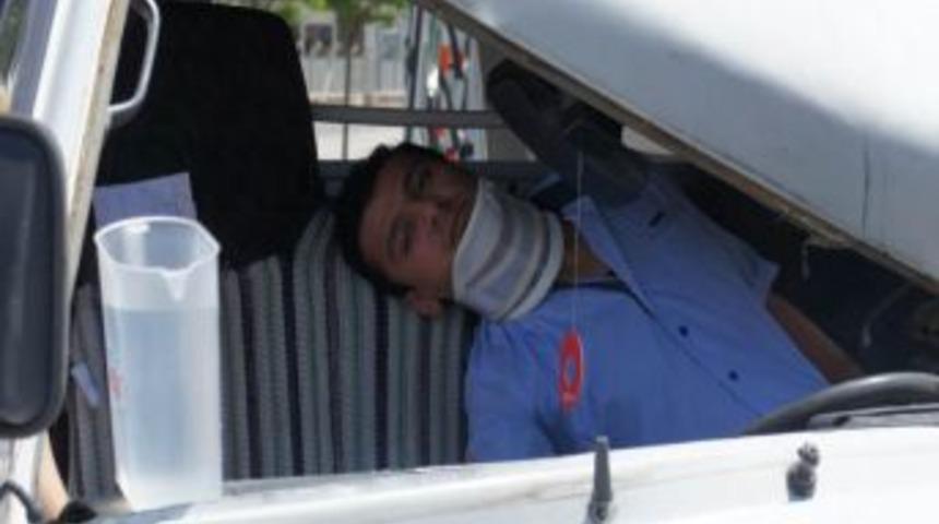 Sıkıştığı Ara&ccedil;ta Kurtarılmayı Bekledi