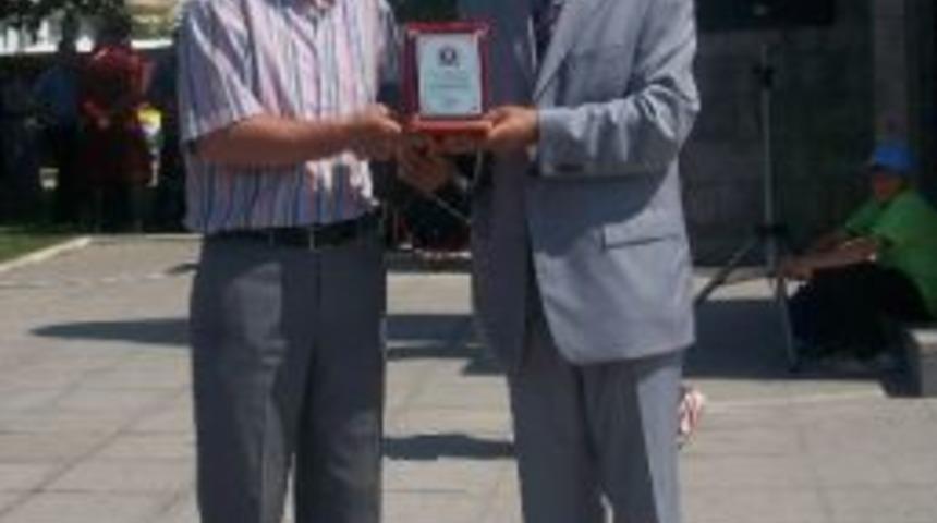 Yunus Emre İlk&ouml;ğretim Okulu En G&uuml;zel Bah&ccedil;e Onur &Ouml;d&uuml;l&uuml; Aldı