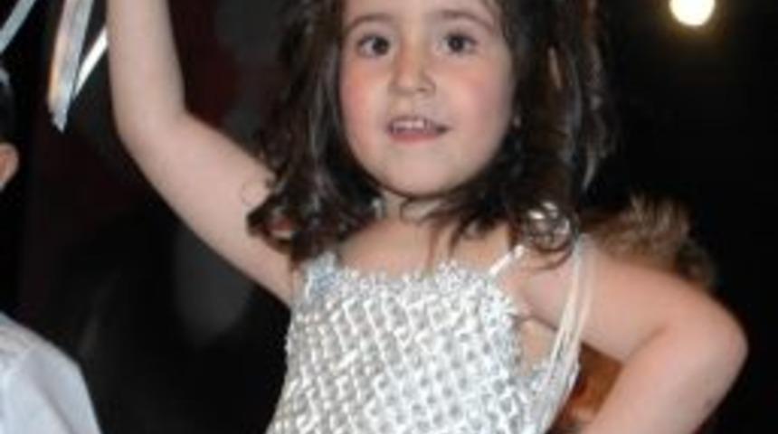 Minikler Sahneye &Ccedil;ıktı, Velileri Coştu