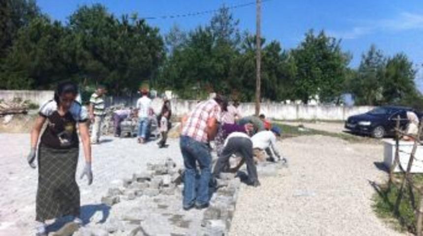 Yol Yapımında Kadınlar Da &Ccedil;alışıyor