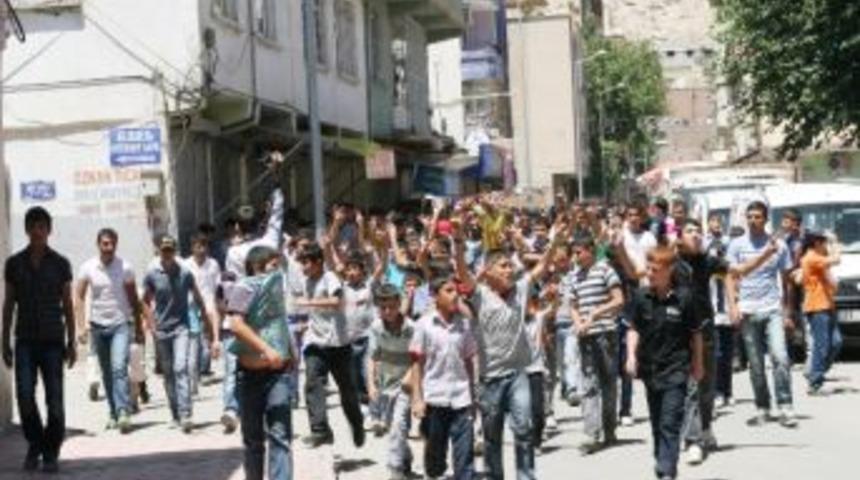 Silvan'da Pkk'lı Cenazesinde Gerginlik