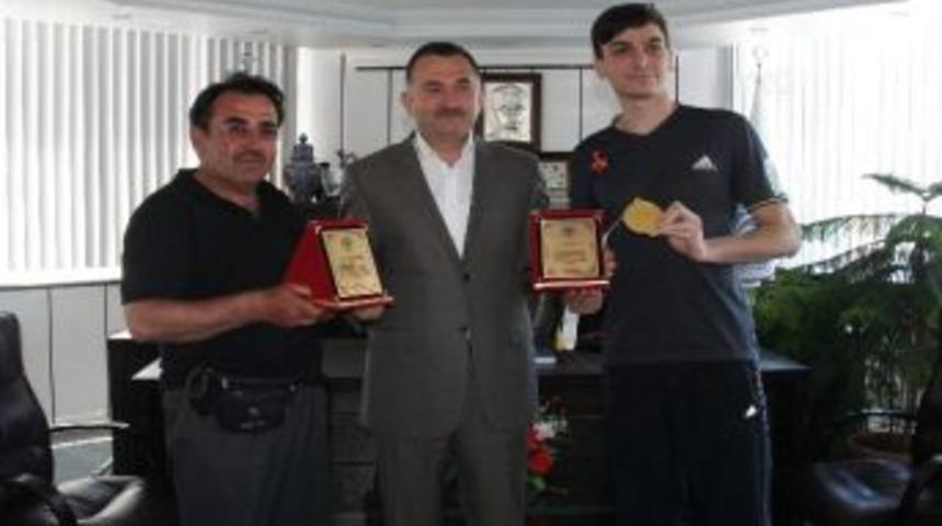 Beyşehir&rsquo;de D&uuml;nya Şampiyonu Tekvandocuya Altın &Ouml;d&uuml;l&uuml;