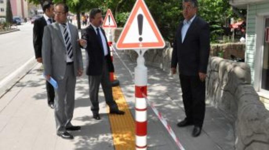 Engelliler I&ccedil;in Kaldırımlara Kılavuz Yol D&ouml;şeniyor