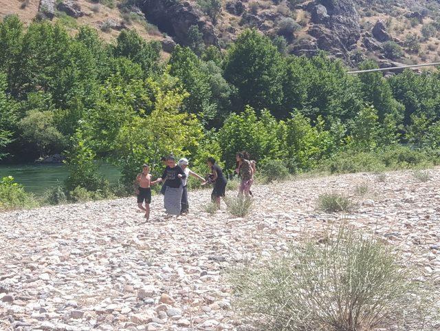 Dicle Nehri'nde mahsur kalan 12 kişi askeri helikopterle kurtarıldı
