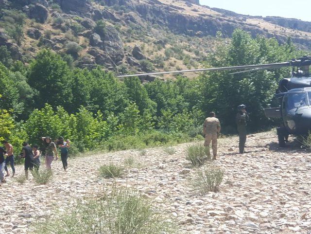 Dicle Nehri'nde mahsur kalan 12 kişi askeri helikopterle kurtarıldı
