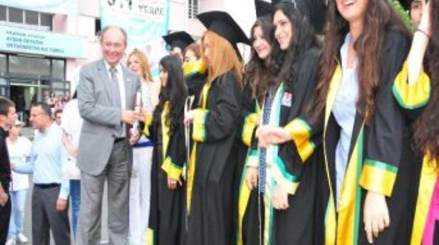 Cumhuriyet Lisesi&rsquo;nde Mezuniyet Coşkusu