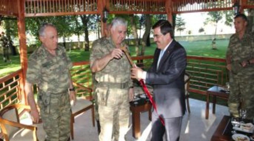 Genelkurmay Başkanı &Ouml;zel&rsquo;e Ahlat Bastonu Hediye Edildi