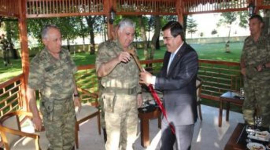 Genelkurmay Başkanı &Ouml;zel&rsquo;e Ahlat Bastonu Hediye Edildi