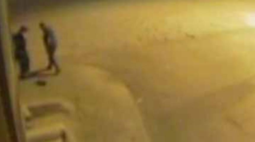 Kaldırımda böyle doğum yaptı, bebeği bıraktı