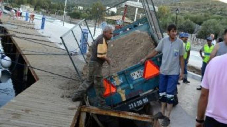 Dikkatsiz S&uuml;r&uuml;c&uuml; Trakt&ouml;r&uuml; Denize D&uuml;ş&uuml;yordu