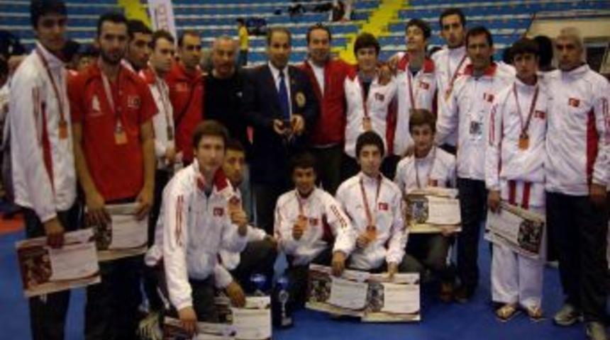 Kemalpaşalı Karateciden B&uuml;y&uuml;k Başarı