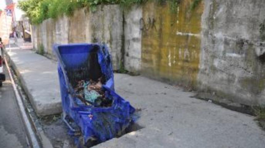 &Ccedil;&ouml;p Konteynırlarını Yaktılar