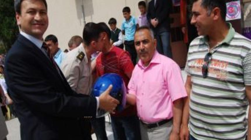 Motosiklet S&uuml;r&uuml;c&uuml;lerine &Uuml;cretsiz Kask Dağıtıldı
