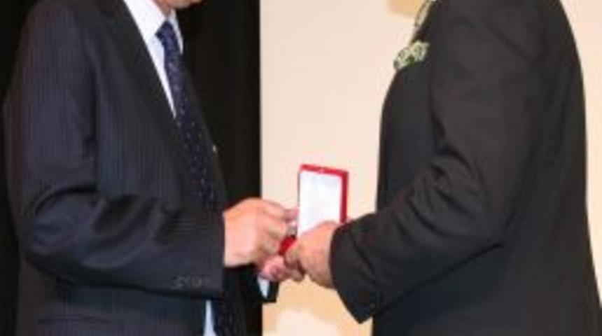 Y&uuml;celik'ten Kadir İnanır'a Oltu Taşı Tespih