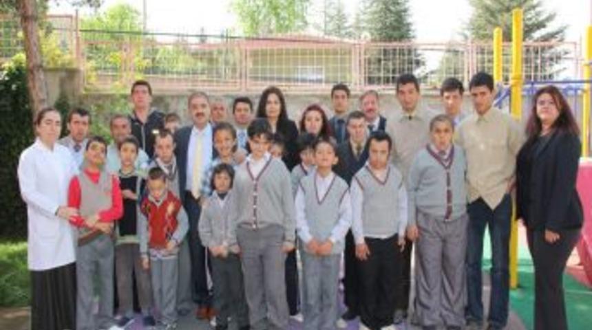 &Ccedil;ankırı Belediye Başkanından Engelli &Ouml;ğrencilere Hediye