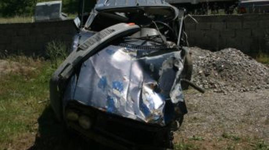 Trenin &Ccedil;arptığı Otomobilden Sağ &Ccedil;ıktı