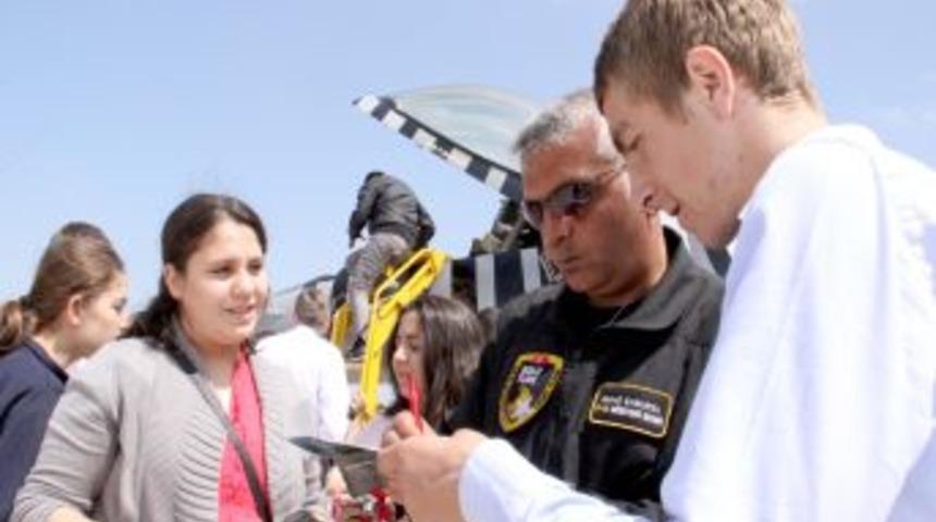 Atat&uuml;rk'&uuml;n Şehri'nde &Ouml;ğrenciler, T&uuml;rk Yıldızları'ndan Imza Almak I&ccedil;in Yarıştı