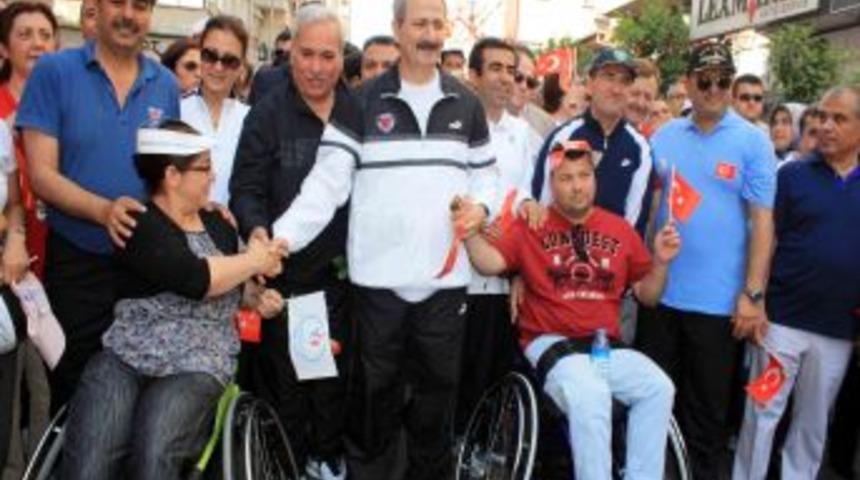 Bakan &Ccedil;ağlayan, 19 Mayıs T&ouml;reninde Gen&ccedil;lerle Halay &Ccedil;ekti