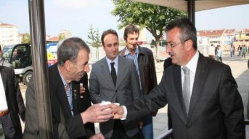 Başkan K&ouml;şker Gebzelilere S&uuml;t Dağıttı