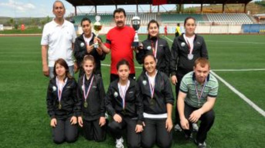 Şampiyon Halterciler Kupaları Başkan Odabaşı'na Sundu