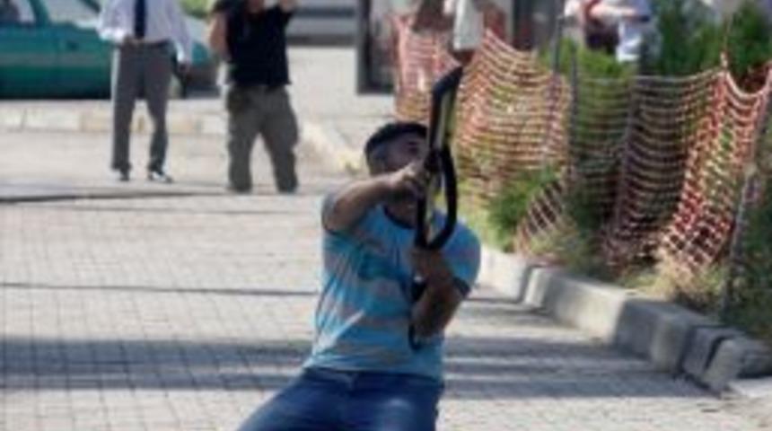 Valiliğin &Ouml;n&uuml;nde Başına T&uuml;fek Dayadı