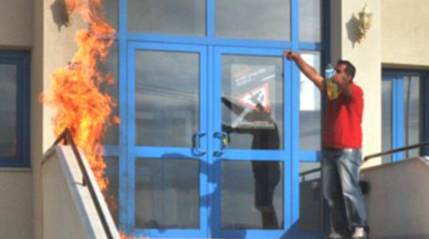 Adliye &ouml;n&uuml;nde kendini yakmak istedi