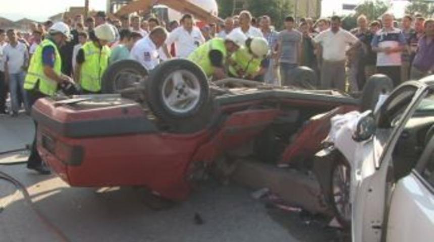 TIR'ın &Ccedil;arpıp Ka&ccedil;tığı Otomobildeki &Ccedil;ift &Ouml;ld&uuml;, &Ccedil;ocukları Yaralandı