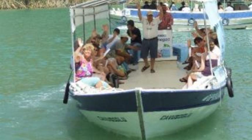 &Ccedil;evreci Tekne İlk Yolcularını Kanalda Taşıdı