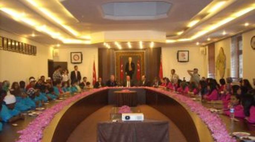 T&uuml;rk&ccedil;e&rsquo;nin &Ccedil;ocuklarına Isparta'da Coşkulu Karşılama