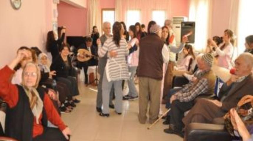 Liseli Gen&ccedil;ler Alzheimer Hastalarını Sevindirdi