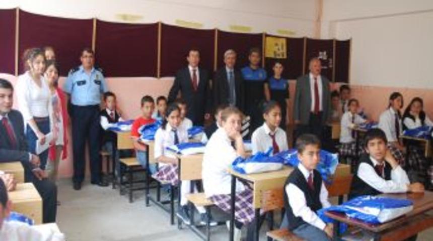 Polis, K&ouml;y &Ccedil;ocuklarını Sevindirdi