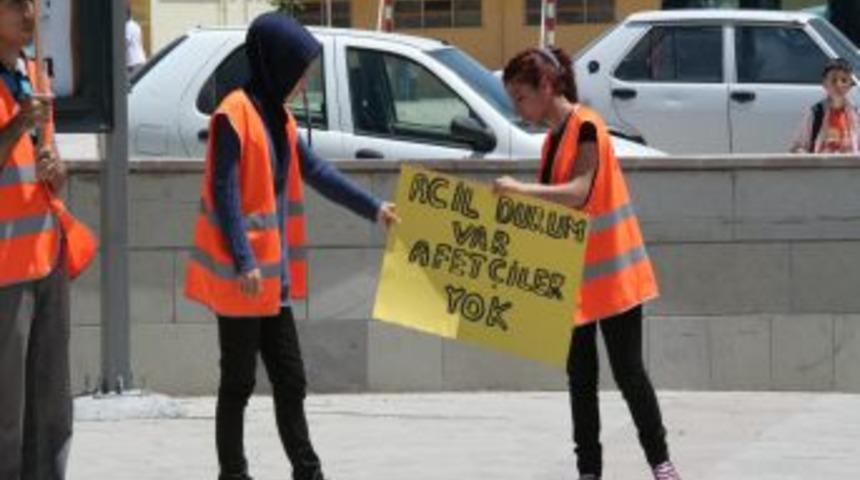 AFAD &Ouml;ğrencileri 'kadro Tanımı' Isteklerini Donarak Dile Getirdi