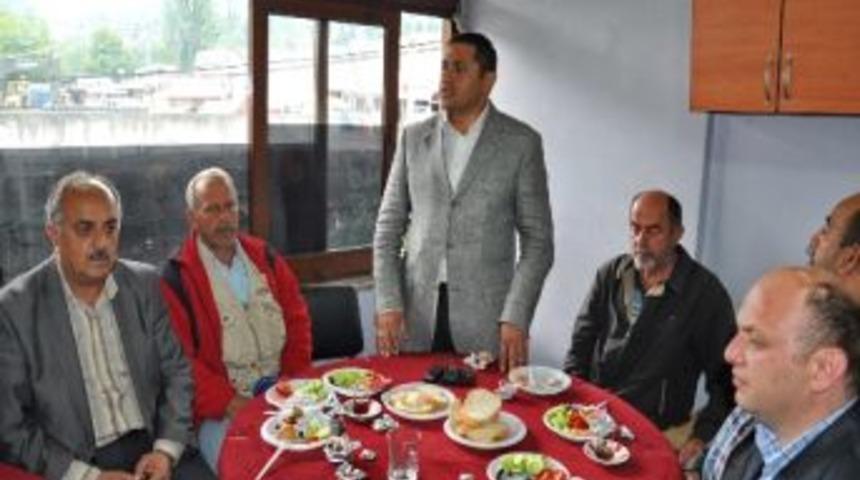 Ak Parti Heyeti Dolmuş&ccedil;u Esnafı İle G&ouml;r&uuml;şt&uuml;